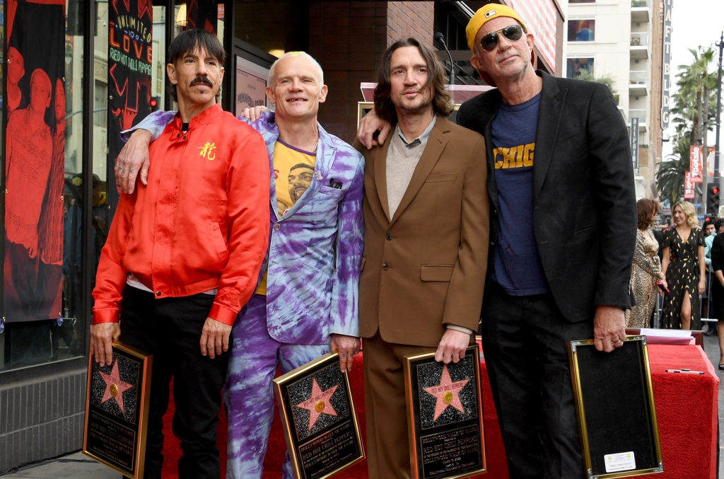 Red Hot Chili Peppers හොලිවුඩ් වෝක් ඔෆ් ෆේම් උත්සවයේදී ඔවුන්ගේ LA ආරම්භය පිළිබිඹු කරයි: ‘මම මෙම වීදිය ඇතුළත පිටත දනිමි’